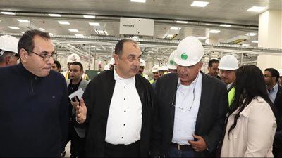 وزير قطاع الأعمال العام يجري جولة ميدانية موسعة بشركة 