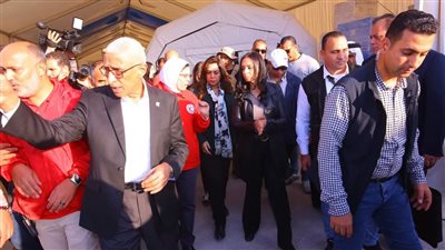 وزيرة التضامن الاجتماعي تتفقد المركز اللوجستي والمخزن الجمركي للهلال الأحمر المصري بالعريش