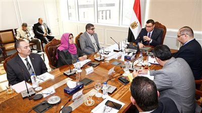 وزير الإسكان يوجه بوضع رؤية استراتيجية متكاملة لتحقيق الاتزان المالي بين الإيرادات والمصروفات