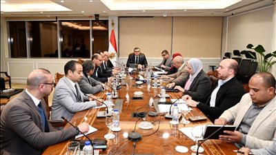 وزير الإسكان يتابع موقف تشغيل مشروع ممشى أهل مصر