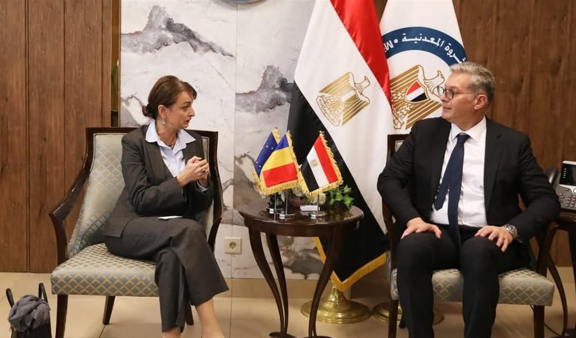وزير البترول وسفيرة