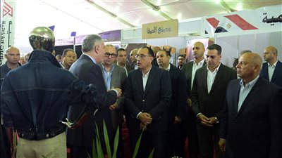 رئيس الوزراء يتفقد معرض 