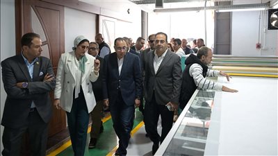 رئيس الوزراء يتفقد مصنع 