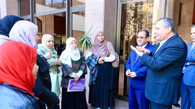 رئيس الأبنية التعليمية يتفقد أعمال الامتحان الإلكتروني للمتقدمين لشغل وظائف بالهيئة