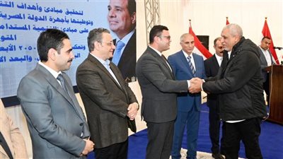 وزير الإسكان يسلم عدداً من محاضر استلام الأراضى المضافة لمدينة العبور الجديدة لمستحقيها