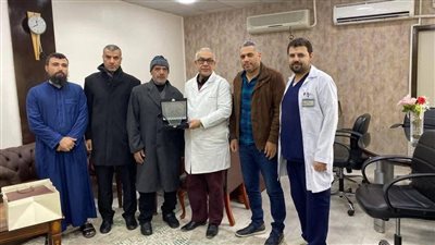 مصاب فلسطيني يقدم هدية تذكارية لأطباء مستشفى الهرم تقديراً لمجهوداتهم المبذولة خلال رحلة علاجه