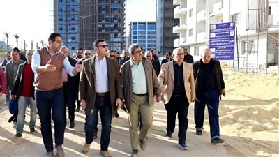 وزير الإسكان يتفقد اللمسات النهائية لأنظمة التشغيل بأبراج المنطقة الشاطئية.. ويتجول بـ