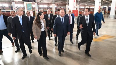 الوزير: توفير اتوبيسات لنقل العاملين بالمنطقة الصناعية بالعاشر من رمضان للقطاع الكهربائي الخفيف