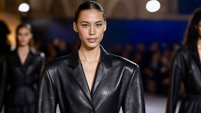 عودة الجلد والأكتاف الساقطة.. صيحة شتاء 2024-2025 تجمع بين الأناقة الكلاسيكية والجرأة العصرية