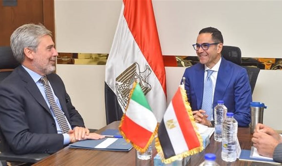وزير الاستثمار والسفير