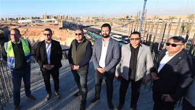 وزير الإسكان يتفقد مشروع التجمع العمراني 