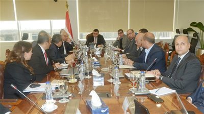 وزير الإسكان يعقد اجتماعاً مع مسئولى شركة 
