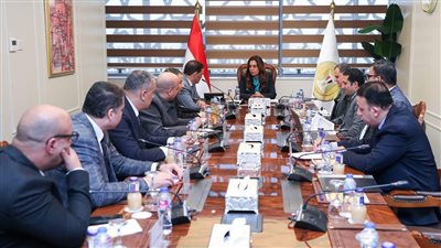 وزيرة التنمية المحلية تتابع الموقف التنفيذي لمنظومة تراخيص المحال العامة بالمحافظات