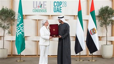 الشيخ محمد بن زايد يمنح وزيرة البيئة المصرية وسام زايد من الطبقة الأولى تقديرًا لدورها في COP28.