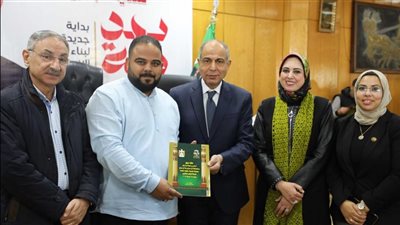 محافظ المنيا يسلم 140 عقدًا لتقنين أراضي أملاك الدولة بحضور أعضاء مجلسي النواب والشيوخ