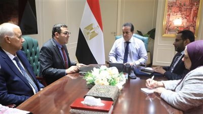 وزير الصحة يبحث تعزيز التعاون مع جامعة لويزفيل الأمريكية
