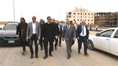 وزير الإسكان يشدد على مراجعة الأعمال بالطرق والمحاور وسحب التخصيص من الشركات المتقاعسة