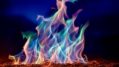 ما هي ألوان النار المختلفة؟ وكيف تتغير وفقًا للعناصر والحرارة؟