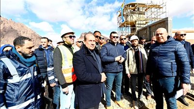 وزير الإسكان ومحافظ جنوب سيناء يتفقدان مشروع ازدواج ورفع كفاءة طريق مطار سانت كاترين - كمين النبى صالح