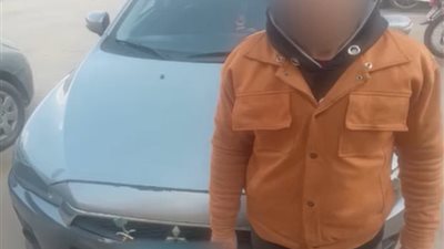 ضبط قائد سيارة سَارَ على الرصيف في النزهة بالقاهرة