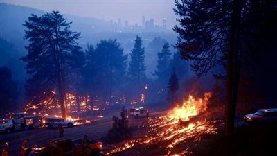 حرائق لوس أنجلوس الكارثية تلتهم آلاف الهكتارات وتهدد الأرواح والممتلكات وسط رياح عاتية وأجواء جافة