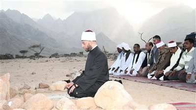 لقاء ودي يجمع وزير الأوقاف بأبناء جبل علبة بحلايب: حوار ديني واجتماعي وسط أجواء الطبيعة