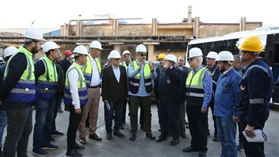 وزير قطاع الأعمال العام يبحث خطة عاجلة لإعادة تشغيل مصانع 