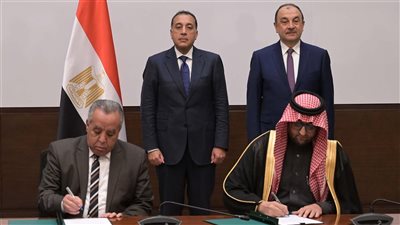 رئيس الوزراء يشهد توقيع عقد تشغيل فرن لإنتاج سبائك السيليكو منجنيز بين 