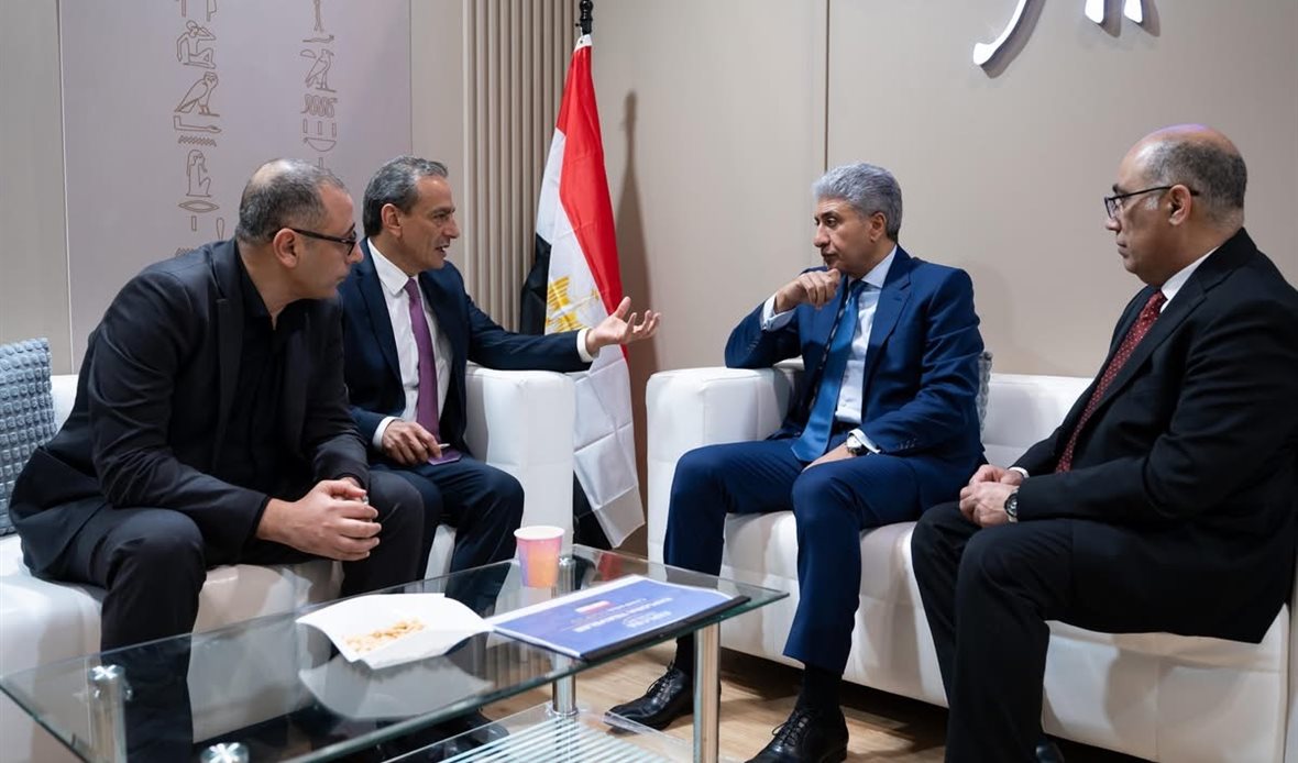 وزير السياحة يعقد