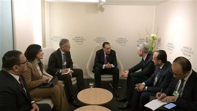 رئيس الوزراء الدكتور مصطفى مدبولي يبحث مع مسؤول شركة “سيمنز” في دافوس سبل تعزيز التعاون في الطاقة والنقل والتحول الرقمي
