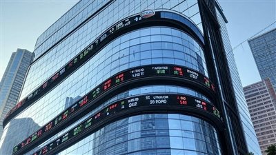 تفاوت في أداء البورصات الخليجية: السعودية تحقق مكاسب قياسية والكويت وقطر تتصدران الارتفاعات مع استقرار أبوظبي وانخفاض دبي والبحرين