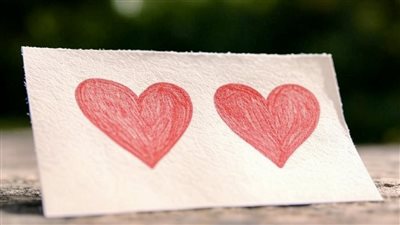 الحب: بين نعمة السعادة ونقمة الألم، كيف تؤثر هذه المشاعر العميقة على حياتنا وصحتنا النفسية والجسدية؟