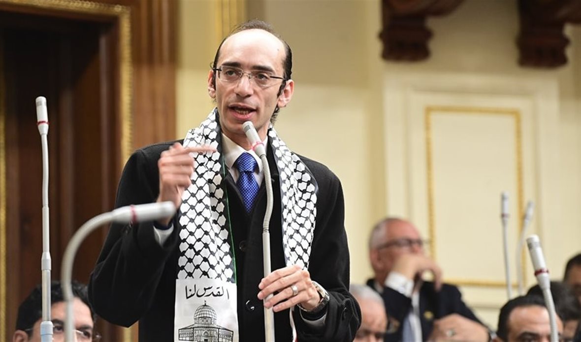 النائب محمد عبد العزيز