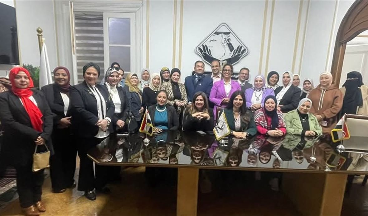 صورة على هامش جلسة