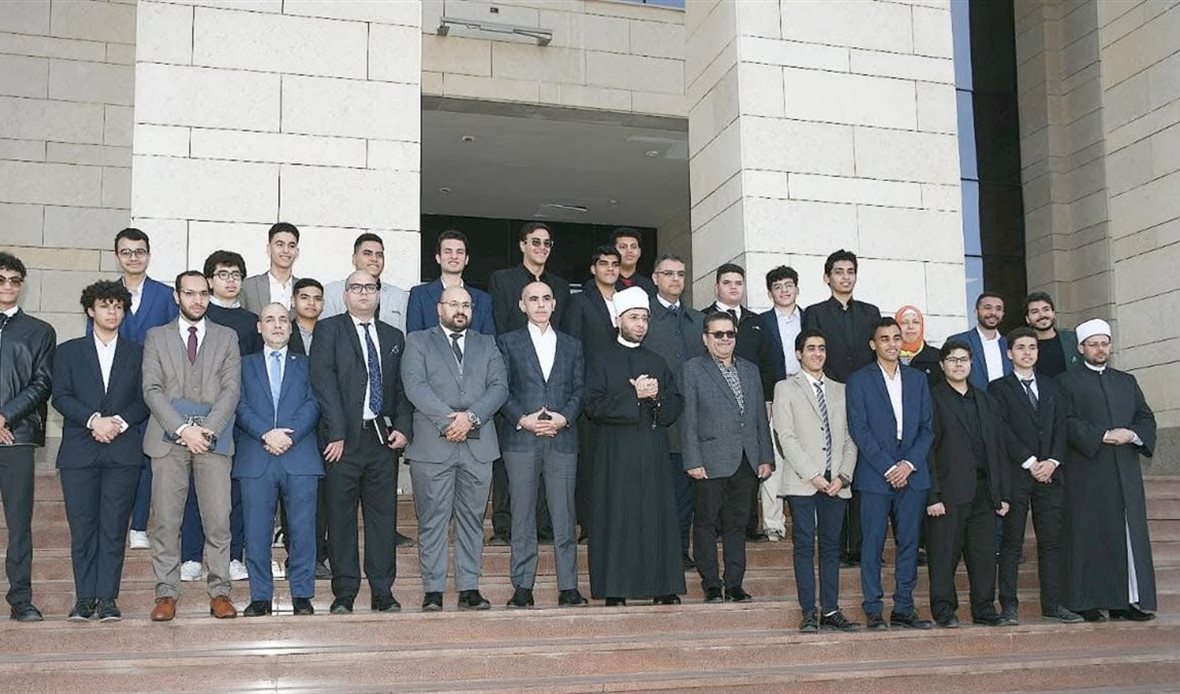 وزير الأوقاف يلتقي