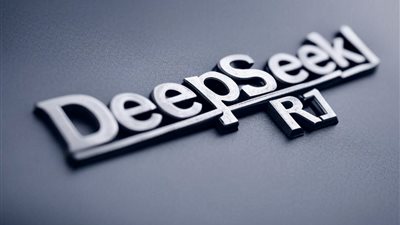 نموذج الذكاء الاصطناعي الصيني DeepSeek R1 يتفوق على منافسيه الأمريكيين ويثير جدلاً واسعًا حول مستقبل الذكاء الاصطناعي