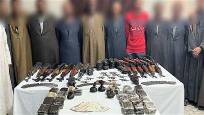 مداهمة بؤر إجرامية وضبط 18 عنصراً بحوزتهم أسلحة ومخدرات بقيمة 9.5مليون جنيه