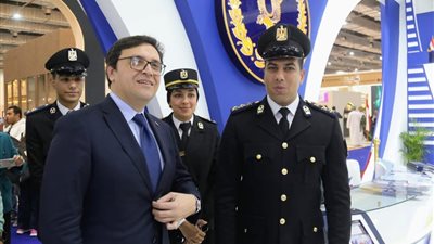 وزير الثقافة يزور جناح الداخلية بمعرض الكتاب ويشيد بدور الشرطة المصرية