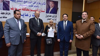وزير العمل يوزع عقود عمل لذوي الهمم ويكرّم خريجي التدريب المهني خلال جولته في بني سويف