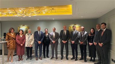 وزير الطيران المدني يبحث مع مسؤولي 
