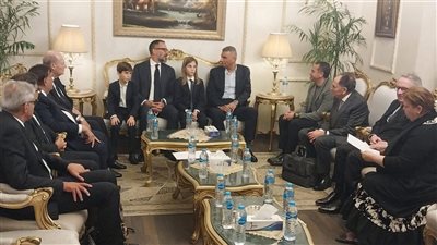 وصول جثمان الأمير الراحل كريم الحسيني آغاخان الرابع إلى مطار أسوان الدولي، وسط ترتيبات خاصة لاستقبال الوفود ومراسم الدفن في الضريح العائلي
