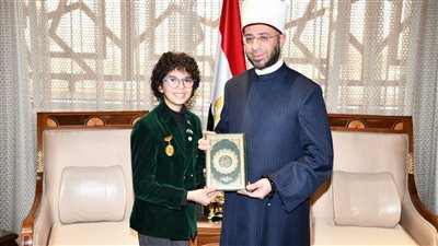 وزير الأوقاف يكرم الشاعر الصغير أدهم عبد النبي تقديرًا لنبوغه الأدبي وتمثيله مصر في المحافل الدولية