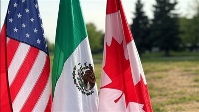 ترامب يجمّد التعريفات الجمركية على المكسيك وكندا لمدة 30 يومًا بعد مفاوضات اللحظات الأخيرة... من المنتصر في المواجهة التجارية؟