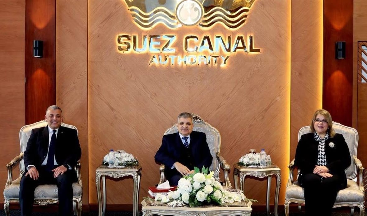 قناة السويس تفتح