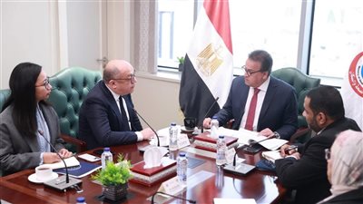 وزير الصحة يبحث مع سفير الفلبين تعزيز التعاون في التمريض والصيدلة وتبادل الخبرات الصحية بين البلدين