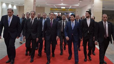 رئيس الوزراء يتفقد أجنحة معرض 