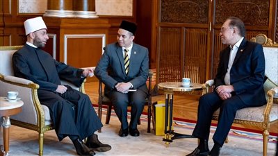 تعاون مصري-ماليزي لتعزيز الخطاب الديني المعتدل: وزير الأوقاف يلتقي رئيس وزراء ماليزيا لدعم القضايا الإسلامية المشتركة