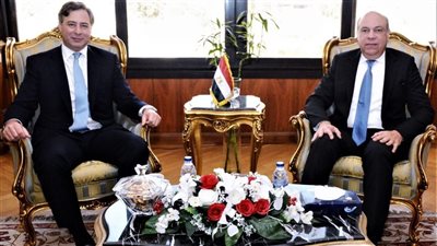وزير الطيران المدني يبحث تعزيز التعاون مع كبرى الشركات العالمية لتطوير البنية التحتية وإدارة المطارات المصرية