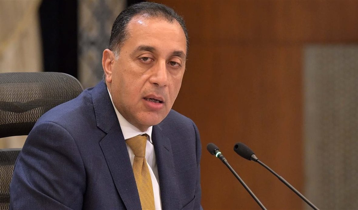 رئيس الوزراء يستعرض