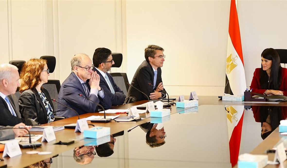 وزيرة التخطيط مع